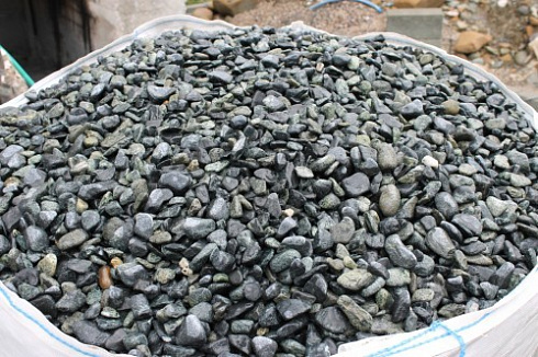 Kamenclub.ru: Щебень галтованный зеленый (змеевик) фр. 20-40 мм.  купить в Казани мрамор зеленый, салатовый оголтованный щебень мраморный 12500 руб/т   фото КАМЕНЬ КЛУБ