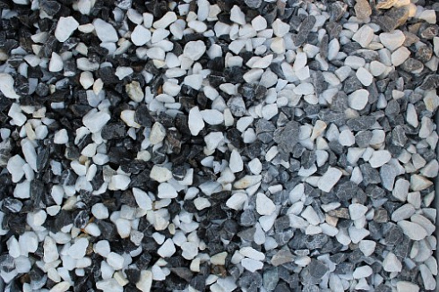 Kamenclub.ru: Мраморная крошка (щебень крошка микс : черный-белый) фр. 10-20 мм.  купить в Казани мрамор белый, черный каменная декоративная крошка ландшафтная 12000 руб/т   фото КАМЕНЬ КЛУБ