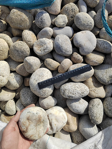 Kamenclub.ru: Галька речная окат (серо-белая) фр. 70-120 мм купить  в Казани галька галечник бело-серая, серо-белая, серая, белая речная природная галька  8000 руб/т   фото КАМЕНЬ КЛУБ