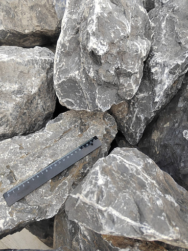 Kamenclub.ru: Черный мрамор скальник фр. 100-500 мм.  купить в Казани мрамор черный белый серый крупный колотый валун ландшафтный 8500 руб/т   фото КАМЕНЬ КЛУБ