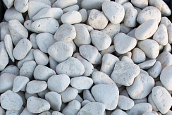 Kamenclub.ru: Щебень галтованный белый (мрамор) фр.5-10 мм.  купить в Казани мрамор белый, айвори, молочный каменная мраморная декоративная ландшафтная крошка 17000 руб/т   фото КАМЕНЬ КЛУБ