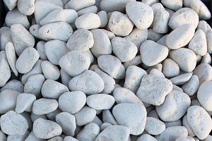 Kamenclub.ru: Щебень галтованный белый (мрамор) фр.5-10 мм.  купить в Казани мрамор белый, айвори, молочный каменная мраморная декоративная ландшафтная крошка 17000 руб/т   фото КАМЕНЬ КЛУБ