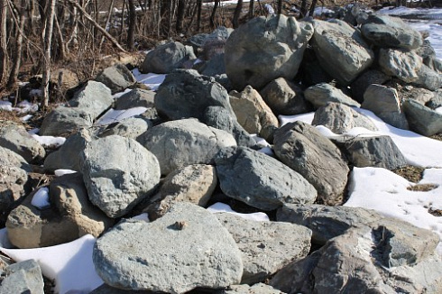 Kamenclub.ru: Гранит скальник (серо-зеленый) фр. 500-1500 мм.  купить в Казани гранит мрамор  серый зеленый темно-серый глыба скальная колотая ландшафтная 7 500 руб/т   фото КАМЕНЬ КЛУБ