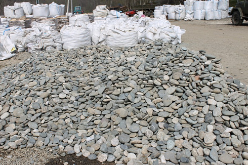 Kamenclub.ru: Галька речная плоская (серо-белая) фр. 70-120 мм. купить  в Казани галька галечник речной серый, белый окатанная плоская  природная галька 9000 руб/т   фото КАМЕНЬ КЛУБ