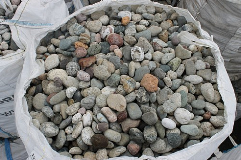 Kamenclub.ru: Галька окат (цветная картошка) фр. 50-100 мм. купить  в Казани галька природная окатанная серый белый цветной синий темно-серый коричневый округлый галечник окатанный 6800 руб/т   фото КАМЕНЬ КЛУБ