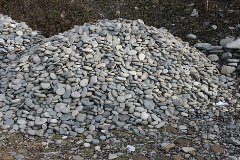 Kamenclub.ru: Галька речная плоская (ассорти) фр. 70-150 мм. купить  в Казани галька галечник серый белый темно-серый синий светло-серый плоская природная галька  9000 руб/т   фото КАМЕНЬ КЛУБ