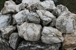 Kamenclub.ru: Мраморизированный известняк фр. 100-500 мм.  купить в Казани известняк серый белый темно-серый сероватый валун природного образования окатанный 10500 руб/т   фото КАМЕНЬ КЛУБ