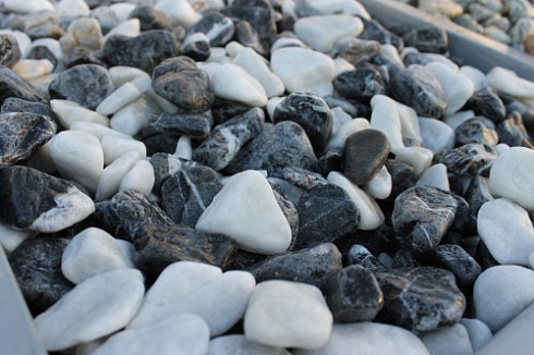 Kamenclub.ru: Мраморная крошка (щебень галтованный микс:: белый-черный) фр.20-40 мм  купить в Казани мрамор белый, черный мраморный галтованный щебень 15500 руб/т   фото КАМЕНЬ КЛУБ