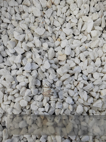Kamenclub.ru: Мраморная крошка, щебень, цвет-белый, фр. 5-10 мм.  купить в Казани мрамор белый, айвори, молочный мраморная каменная крошка ландшафтная 12000 руб/т   фото КАМЕНЬ КЛУБ