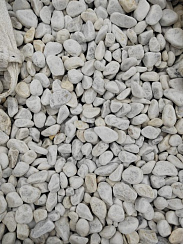 Kamenclub.ru: Мраморная крошка (щебень галтованный белый) фр.40-70 мм.  купить в Казани мрамор белый молочный айвори окатанный округлый природный камень 17000 руб/т   фото КАМЕНЬ КЛУБ