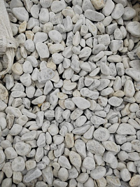 Kamenclub.ru: Мраморная крошка (щебень галтованный белый) фр.40-70 мм.  купить в Казани мрамор белый молочный айвори окатанный округлый природный камень 17000 руб/т   фото КАМЕНЬ КЛУБ