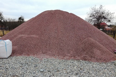 Kamenclub.ru: Мраморная крошка (щебень крошка розовый) фр. 5-10 мм.  купить в Казани мрамор розовый, красный щебень колотый ландшафтный декоративный  11000 руб/т   фото КАМЕНЬ КЛУБ