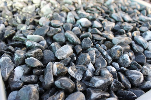 Kamenclub.ru: Щебень галтованный черный (мрамор) фр.10-20 мм.  купить в Казани мрамор черный с белыми прожилками, черный, белый окатанный округлый ландшафтный декоративный щебень 15000 руб/т   фото КАМЕНЬ КЛУБ