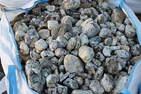 Kamenclub.ru: Кварцевый валунчик фр.100-300 мм.  купить в Казани кварц белый, бежевый молочный рыжий крупный природный камень галечник 7850 руб/т   фото КАМЕНЬ КЛУБ