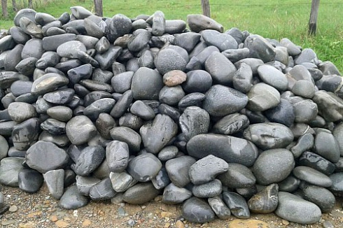 Kamenclub.ru: Темно-серый валунчик фр.100-300 мм.  купить в Казани крупный природный камень серый, темно-серый, светло-серый речная галька большого размера окатанная 4500 руб/т   фото КАМЕНЬ КЛУБ