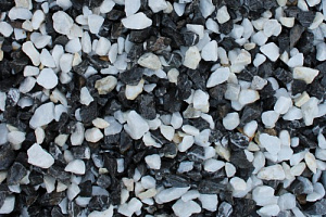 Kamenclub.ru: Мраморная крошка (щебень крошка микс : черный-белый) фр. 10-20 мм.  купить в Казани мрамор белый, черный каменная декоративная крошка ландшафтная 12000 руб/т   фото КАМЕНЬ КЛУБ