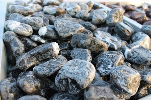 Kamenclub.ru: Щебень галтованный черный (мрамор) фр. 50-100 мм.  купить в Казани мрамор черный с белыми прожилками щебень ландшафтный мраморный 15000 руб/т   фото КАМЕНЬ КЛУБ