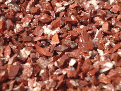 Kamenclub.ru: Щебень крошка красный (ЯШМА) фр. 10-20 мм.  купить в Казани яшма красный, бордовый, оранжевый, рыжий декоративный каменный ландшафтный щебень колотый 9000 руб/т   фото КАМЕНЬ КЛУБ