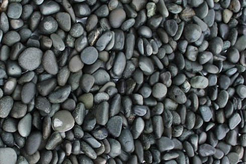 Kamenclub.ru: Галька речная окат (темно-серая) фр. 70-150 мм. купить  в Казани галька речная темно-серая, синяя, серая речная галька округлая  8000 руб/т   фото КАМЕНЬ КЛУБ