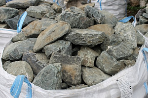 Kamenclub.ru: Гранит скальник (серо-зеленый) фр. 100-500 мм.  купить в Казани гранит зеленый, серый, салатовый крупный ландшафтный валун 6 000 руб/т   фото КАМЕНЬ КЛУБ