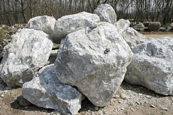Kamenclub.ru: Мраморизированный известняк фр.500-1500 мм.  купить в Казани    10000 руб/т   фото КАМЕНЬ КЛУБ