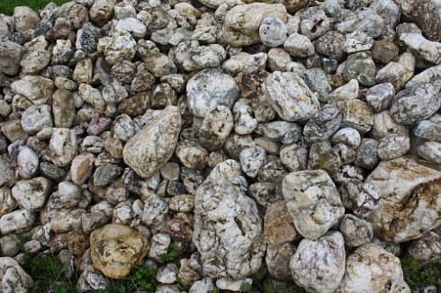 Kamenclub.ru: Кварцевый валунчик фр.100-300 мм.  купить в Казани кварц белый, бежевый молочный рыжий крупный природный камень галечник 7850 руб/т   фото КАМЕНЬ КЛУБ