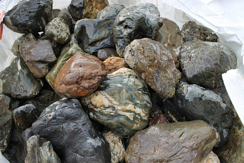 Kamenclub.ru: Ландшафтные валунчики фр.100-500 мм.  купить в Казани крупный природный камень серый, темно-серый, светло-серый речной валун крупный 4800 руб/т   фото КАМЕНЬ КЛУБ