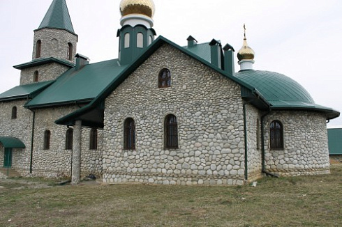 Kamenclub.ru: Галька речная плоская (бело-серая) фр. 100-200-300 мм. купить  в Казани галька речная плоская серый, белый, бело-серый, серо-белый речная галька плоская  9000 руб/т   фото КАМЕНЬ КЛУБ