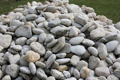 Kamenclub.ru: Бело-серый валунчик фр.100-300 мм.  купить в Казани крупный камень для ландшафта серый, белый бело-серый валун крупная галька 4500 руб/т   фото КАМЕНЬ КЛУБ