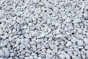 Kamenclub.ru: Мраморная крошка (щебень галтованный белый) фр.10-20 мм.  купить в Казани мрамор белый, молочный, айвори окатанный округлый декоративный ландшафтный щебень 17000 руб/т   фото КАМЕНЬ КЛУБ