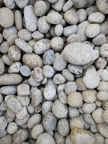 Kamenclub.ru: Галька речная окат (серо-белая) фр. 70-120 мм купить  в Казани галька галечник бело-серая, серо-белая, серая, белая речная природная галька  8000 руб/т   фото КАМЕНЬ КЛУБ