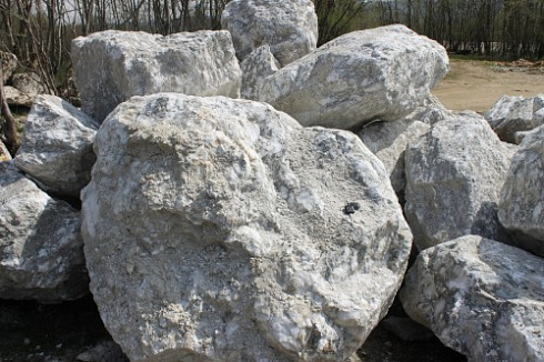 Kamenclub.ru: Мраморизированный известняк фр.500-1500 мм.  купить в Казани    10000 руб/т   фото КАМЕНЬ КЛУБ