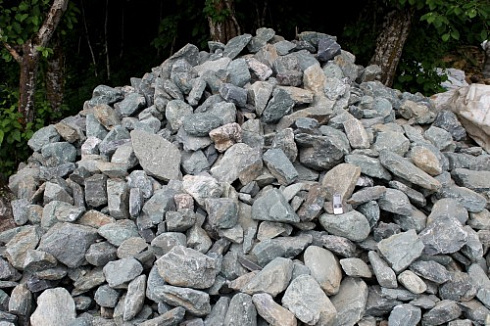 Kamenclub.ru: Гранит скальник (серо-зеленый) фр. 100-500 мм.  купить в Казани гранит зеленый, серый, салатовый крупный ландшафтный валун 6 000 руб/т   фото КАМЕНЬ КЛУБ