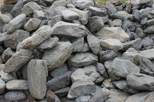 Kamenclub.ru: Гранит скальник (серо-зеленый) фр. 100-500 мм.  купить в Казани гранит зеленый, серый, салатовый крупный ландшафтный валун 6 000 руб/т   фото КАМЕНЬ КЛУБ