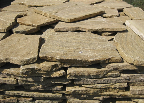 Kamenclub.ru: Песчаник пластушка желтый с рисунком (3 см)  купить в Казани песчаник желтый с рисунком, рыжий, желтый песчаник пластушка ландшафтная рваная 8 500 руб/м3   фото КАМЕНЬ КЛУБ