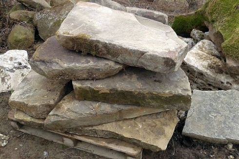 Kamenclub.ru: Песчаник плиты - плахи - пошаговые дорожки (фр. 70-150 мм)  купить в Казани песчаник серый бежевый желтый зеленый колотый песчаник строительный 6500 руб/т   фото КАМЕНЬ КЛУБ