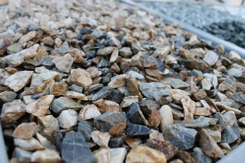 Kamenclub.ru: Мраморная крошка (щебень крошка медовый), фр. 10-20 мм.  купить в Казани песчаник бежевый, серый каменная ландшафтная крошка  12000 руб/т   фото КАМЕНЬ КЛУБ