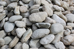 Kamenclub.ru: Бело-серый валунчик фр.100-300 мм.  купить в Казани крупный камень для ландшафта серый, белый бело-серый валун крупная галька 4500 руб/т   фото КАМЕНЬ КЛУБ