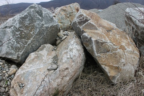 Kamenclub.ru: Гранит скальник (серо-зеленый) фр. 500-1500 мм.  купить в Казани гранит мрамор  серый зеленый темно-серый глыба скальная колотая ландшафтная 7 500 руб/т   фото КАМЕНЬ КЛУБ