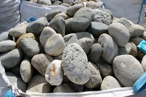 Kamenclub.ru: Речной валун (Ассорти) фр.100-300 мм.  купить в Казани галечник серый, темно-серый, светло-серый речная галька крупных размеров 4200 руб/т   фото КАМЕНЬ КЛУБ