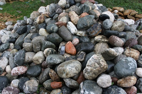 Kamenclub.ru: Ландшафтные валунчики фр.100-500 мм.  купить в Казани крупный природный камень серый, темно-серый, светло-серый речной валун крупный 4800 руб/т   фото КАМЕНЬ КЛУБ