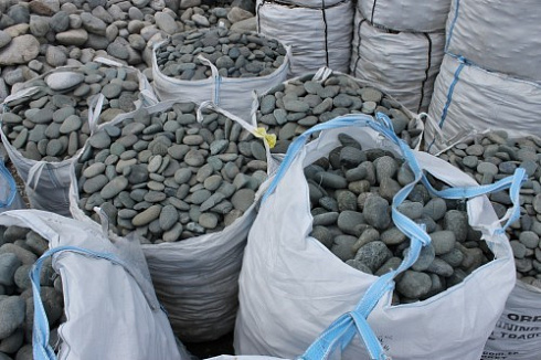 Kamenclub.ru: Темно-серый валунчик фр.100-300 мм.  купить в Казани крупный природный камень серый, темно-серый, светло-серый речная галька большого размера окатанная 4500 руб/т   фото КАМЕНЬ КЛУБ