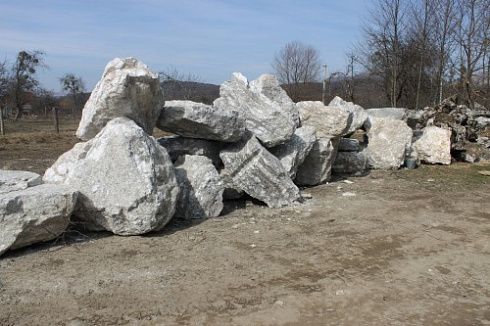 Kamenclub.ru: Мраморизированный известняк фр.500-1500 мм.  купить в Казани    10000 руб/т   фото КАМЕНЬ КЛУБ