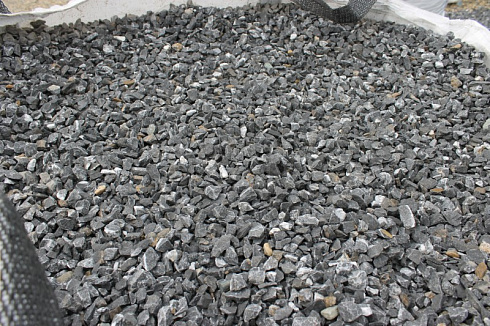 Kamenclub.ru: Щебень крошка черный (мрамор) фр. 5-10 мм.  купить в Казани мрамор черный с белыми прожилками, черный, белый мраморная крошка декоративная ландшафтная 11000 руб/т   фото КАМЕНЬ КЛУБ