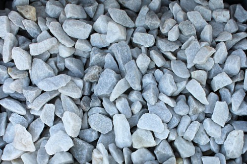 Kamenclub.ru: Мраморная крошка, щебень, цвет-белый, фр. 3-5 мм.  купить в Казани мрамор белый молочный бежевый мрамор колотый 11500 руб/т   фото КАМЕНЬ КЛУБ