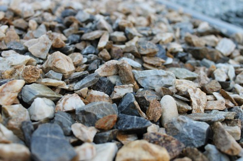 Kamenclub.ru: Мраморная крошка (щебень крошка медовый), фр. 10-20 мм.  купить в Казани песчаник бежевый, серый каменная ландшафтная крошка  12000 руб/т   фото КАМЕНЬ КЛУБ