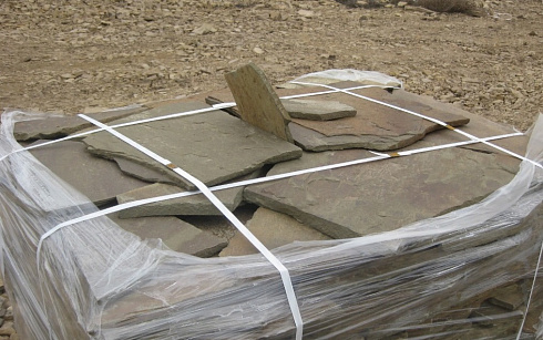 Kamenclub.ru: Песчаник пластушка серо-зеленый (3,0 см)  купить в Казани песчаник серо-зеленый, серый, зеленый песчаник пластушка колотый рваный ландшафтный 10200 руб/м3   фото КАМЕНЬ КЛУБ