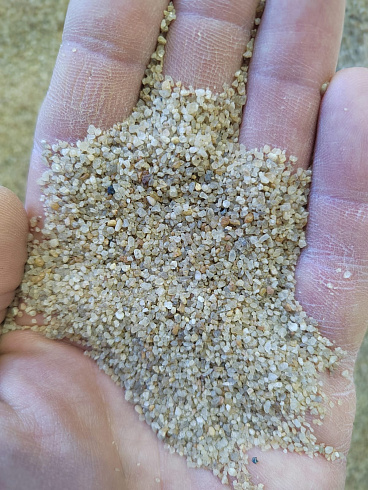 Кварцевый песок для площадок фр. 0,6-1,2 мм.  купить в Казани фото Камень Клуб