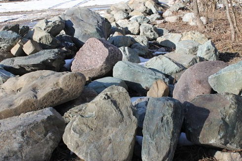 Kamenclub.ru: Гранит скальник (серо-зеленый) фр. 500-1500 мм.  купить в Казани гранит мрамор  серый зеленый темно-серый глыба скальная колотая ландшафтная 7 500 руб/т   фото КАМЕНЬ КЛУБ