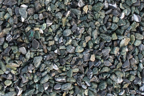 Kamenclub.ru: Мраморная крошка (щебень галтованный микс:зеленый-черный) фр.10-20 мм.  купить в Казани мрамор зеленый, черный декоративные ландшафтные окатанные округлые камни щебня 14500 руб/т   фото КАМЕНЬ КЛУБ